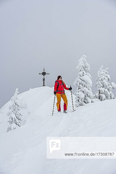 Junge Frau auf Skitour  Skitourengeher  Gipfel des Rauhkopf im Winter  Mangfallgebirge  Bayerische Voralpen  Oberbayern  Bayern  Deutschland  Europa