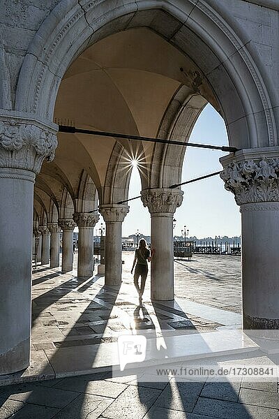 Sonne scheint durch Säulen  Dogenpalast am Markusplatz  Venedig  Venetien  Italien  Europa