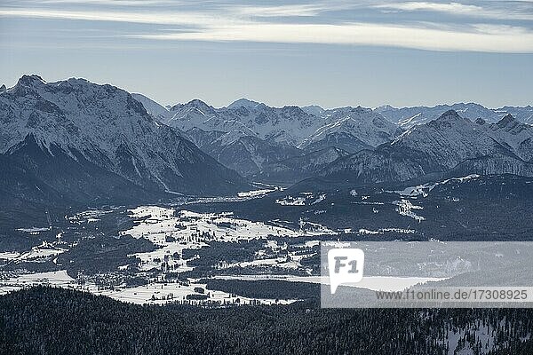 Blick auf den Ort Krün vom Gipfel des Simetsberg  Verschneite Alpen  Karwendelgebirge  Bayerische Voralpen  Bayern  Deutschland  Europa