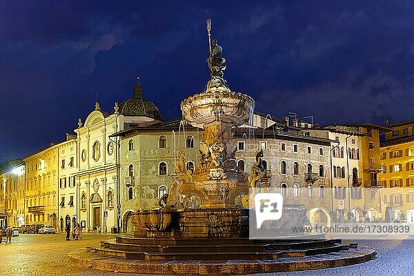 Domplatz mit Neptunbrunnen am Abend  Trient  Trento  Trentino-Alto Adige  Italien  Europa