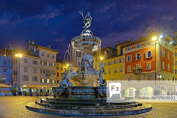 Domplatz mit Neptunbrunnen am Abend  Trient  Trento  Trentino-Alto Adige  Italien  Europa