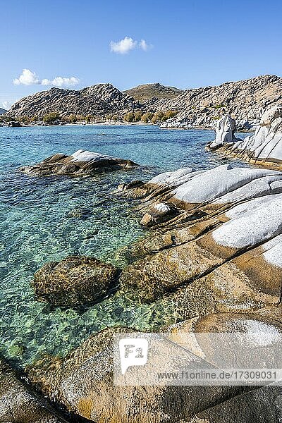 Felsen am türkisen Meer  Küste bei dem Strand Kolimbithres  Paros  Kykladen  Ägäis  Griechenland  Europa