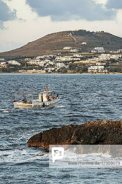 Fischerboot auf dem Meer  Küste  Stadtansicht von Parikia  Paros  Kykladen  Ägäis  Griechenland  Europa