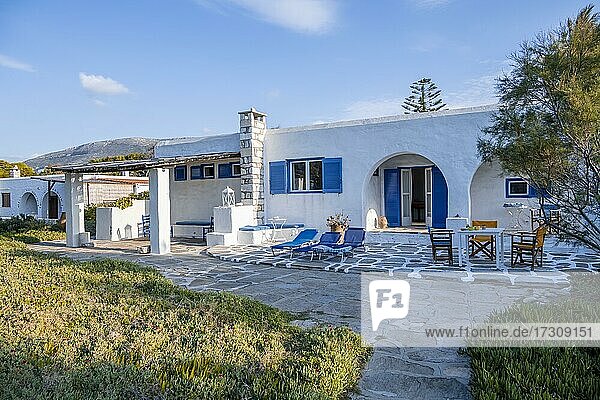 Kykladisches Haus mit blauen Fenstern  Paros  Kykladen  Griechenland  Europa