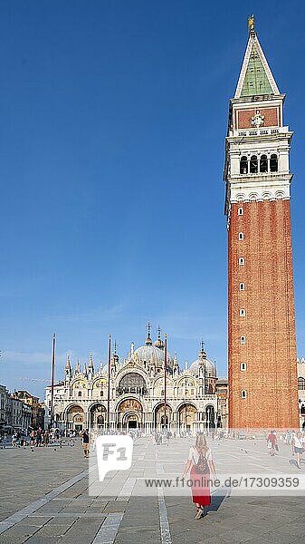 Markusplatz  mit Glockenturm Campanile  Venedig  Venetien  Italien  Europa