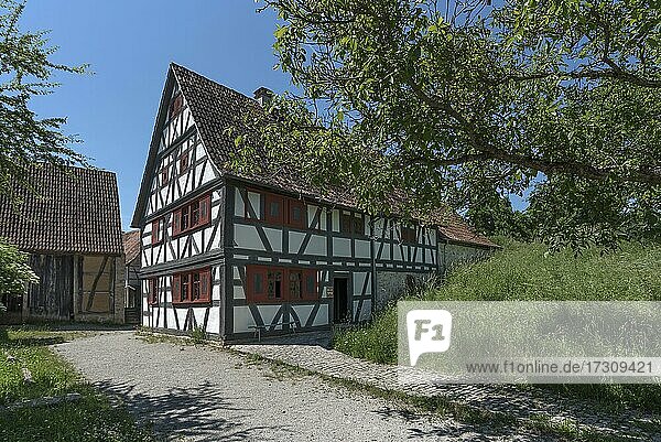 Weinbauernhaus erbaut 1668  links Scheune 1597 Fränkisches Freilandmuseum  Bad Windsheim  Mittelfranken  Bayern  Deutschland  Europa