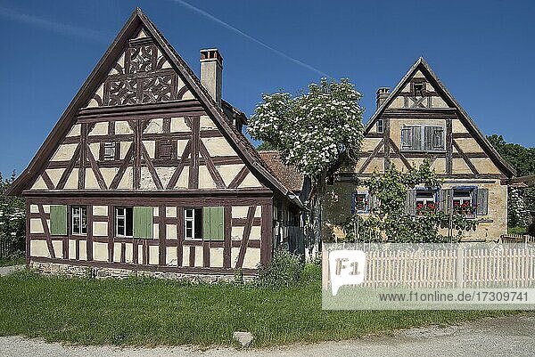Häuser von Kleinbauern  links Fachwerkaus erbaut vor 1600  rechts ein Häckerhaus/Winzerhaus  erbaut 1706  Fränkisches Freilandmuseum  Bad Windsheim  Mittelfranken  Bayern  Deutschland  Europa