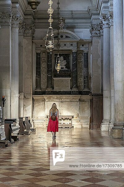 Junge Frau mit Kleid in der San Giorgio Maggiore Kirche  Venedig  Venetien  Italien  Europa
