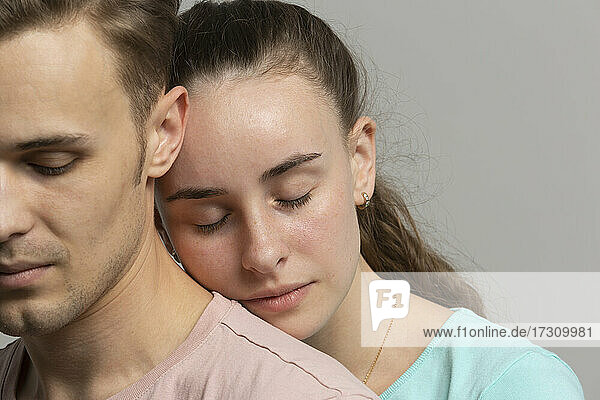 Close up heiteres zartes junges Paar mit geschlossenen Augen