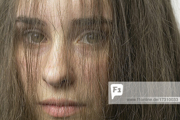 Close up Porträt Haare im Gesicht der schönen jungen Brünette Frau