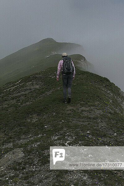 Mann mit Rucksack wandern entlang Bergkamm  Piemont  Italien