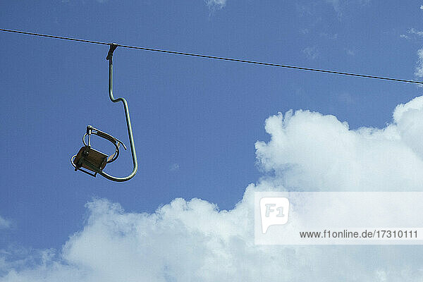 Leere Skilift Stuhl gegen sonnigen blauen Himmel