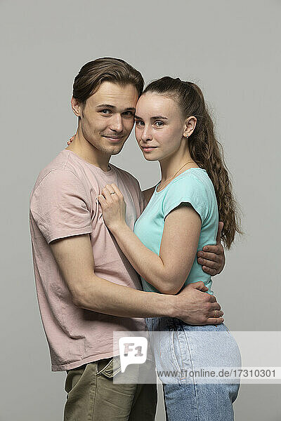Studio Porträt glücklich junges Paar umarmt
