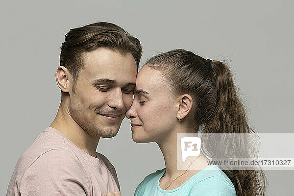 Studio Porträt liebevoll  zart junges Paar