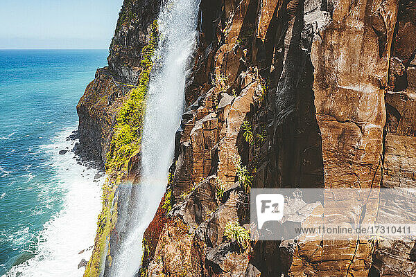 Fließendes Wasser des Brautschleierfalls springt von Felsen  Seixal  Insel Madeira  Portugal  Atlantik  Europa