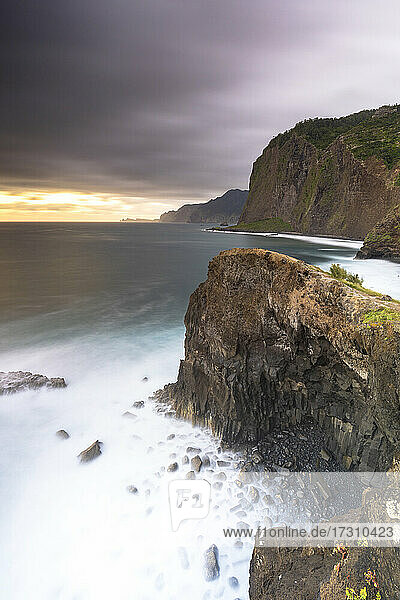 Sturmwolken über dem Atlantischen Ozean und Klippen in der Morgendämmerung  Insel Madeira  Portugal  Atlantik  Europa