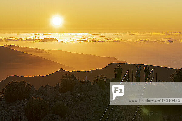 Touristen fotografieren Sonnenuntergang mit Smartphone von Pico Ruivo Bergspitze  Madeira  Portugal  Atlantik  Europa