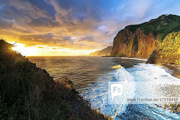 Szenischer Himmel in der Morgendämmerung über Wellen  die an Klippen brechen  Insel Madeira  Portugal  Atlantik  Europa