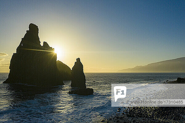 Ilheus da Rib und Ribeira da Janela Felsformationen beleuchtet von Sonnenstrahlen in der Morgendämmerung  Atlantischer Ozean  Porto Moniz  Madeira  Portugal  Atlantik  Europa