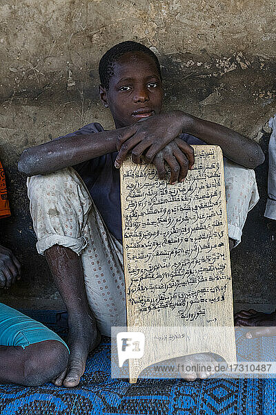 Jungen in einer Medressa mit heiligem Koran  Kano  Staat Kano  Nigeria  Westafrika  Afrika