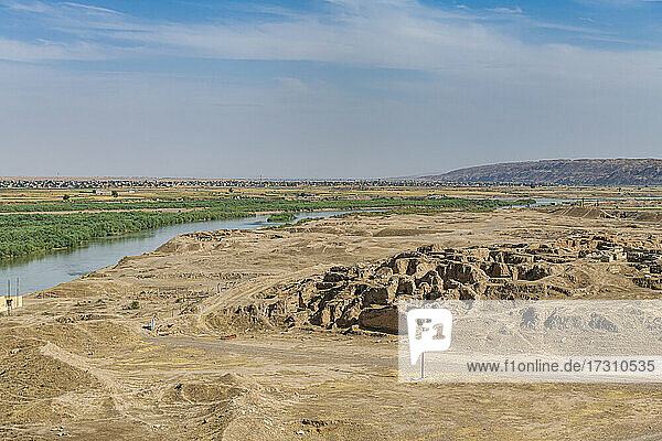Blick über den Tigris von der alten assyrischen Stadt Ashur (Assur)  UNESCO-Weltkulturerbe  Irak  Naher Osten