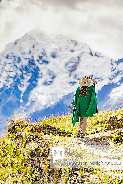 Frau genießt die Aussicht hoch in den Anden bei der Erkundung des Inti Punku (Sonnentor)  Cusco  Peru  Südamerika