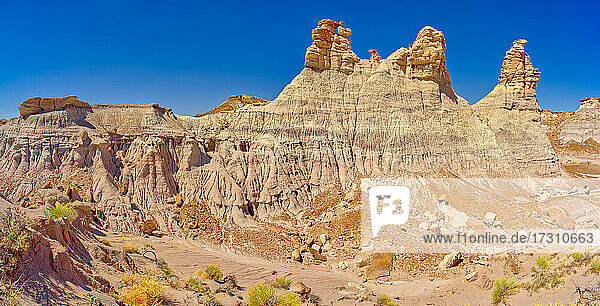 Panorama von drei Hoodoos in Form von Königen  am Rande der Blue Mesa im Petrified Forest National Park  Arizona  Vereinigte Staaten von Amerika  Nordamerika