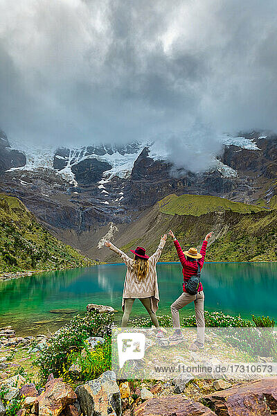 Zwei Frauen beim Trekking am Humantay-See  Cusco  Peru  Südamerika