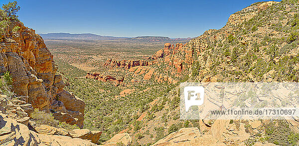 Westlicher Blick auf Sedona vom Sattel des Bear Mountain kurz hinter dem 1st Peak mit dem True Peak oben rechts  Sedona  Arizona  Vereinigte Staaten von Amerika  Nordamerika
