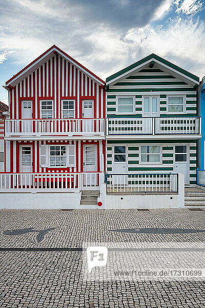 Traditionelle bunt gestreifte Häuser in der Nähe des Strandes Costa Nova in Aveiro  Centro  Portugal  Europa