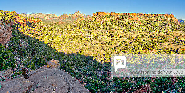 Panoramablick auf Sedona von der First Bench des Bear Mountain  rechts von der Mitte ist der Doe Mountain  Sedona  Arizona  Vereinigte Staaten von Amerika  Nordamerika