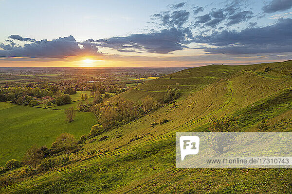 Hügelfestung aus der Eisenzeit auf Hambledon Hill bei Sonnenuntergang  Cranborne Chase AONB (Area of Outstanding Natural Beauty)  Iwerne Courtney (Shroton)  Dorset  England  Vereinigtes Königreich  Europa