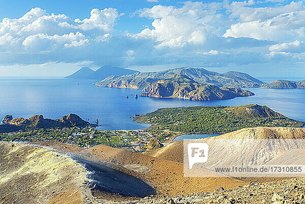 Blick auf den Archipel der Äolischen Inseln vom Gran Cratere  Insel Vulcano  Äolische Inseln  UNESCO-Welterbe  Sizilien  Italien  Mittelmeer  Europa