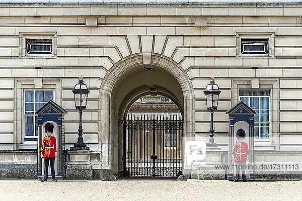 Zwei Wachen vor Wachhäuschen  Wachmänner der königlichen Garde mit Bärenfellmütze  Buckingham Palast  London  England  Großbritannien  Europa