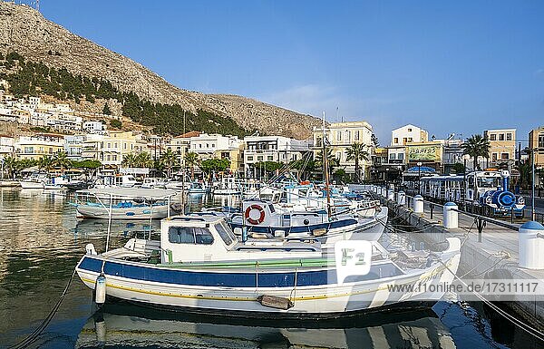 Griechisches Fischerboot im Hafen  Kalymnos  Dodekanes  Griechenland  Europa