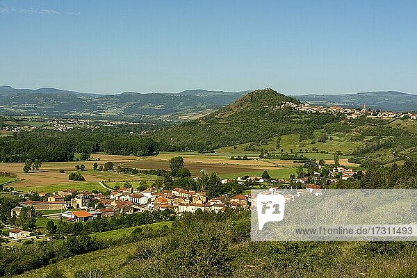 Blick auf die Dörfer Orsonnette und Nonette in der Nähe der Stadt Issoire  Departement Puy de Dome  Auvergne-Rhone-Alpes  Frankreich  Europa