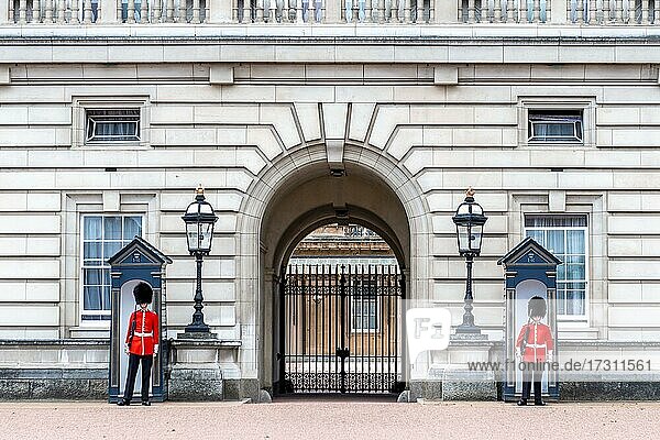 Zwei Wachen vor Wachhäuschen  Wachmänner der königlichen Garde mit Bärenfellmütze  Buckingham Palast  London  England  Großbritannien  Europa