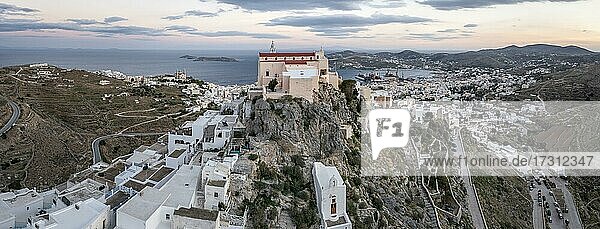 Luftaufnahme der Kirche Agios Giorgios  Ausblick von Ano Syros auf Häuser von Ermoupoli  Anastasi Kirche im Abendlicht  Meer mit Inseln  Ano Syros  Syros  Kykladen  Griechenland  Europa