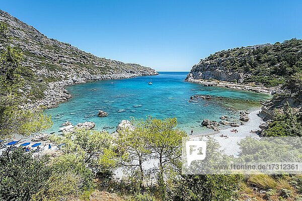Strand und türkisblaues Wasser  Anthony Quinn Bucht  Faliraki  Rhodos  Dodekanes  Griechenland  Europa