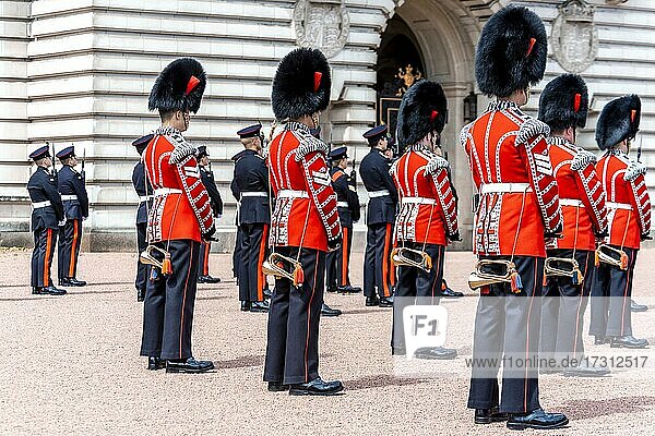 Wachmänner der königlichen Garde mit Bärenfellmütze  Changing of the Guard  Traditioneller Wachwechsel  Buckingham Palace  London  England  Großbritannien  Europa