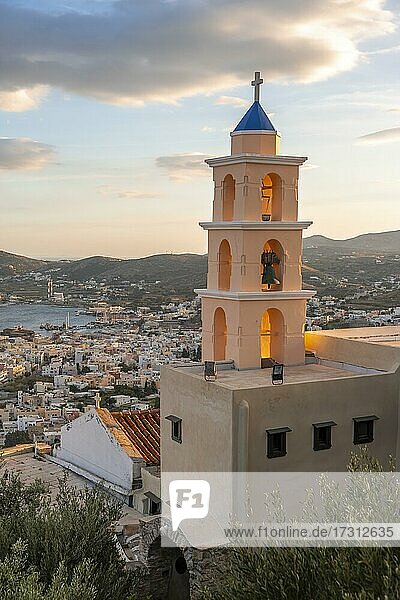 Ausblick von Ano Syros auf Häuser von Ermoupoli  Kirche im Abendlicht  Meer mit Inseln  Ano Syros  Syros  Kykladen  Griechenland  Europa