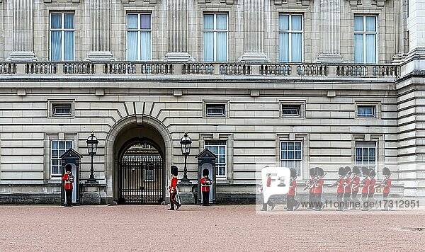 Wachmänner der königlichen Garde mit Bärenfellmütze  Changing of the Guard  Traditioneller Wachwechsel  Buckingham Palace  London  England  Großbritannien  Europa