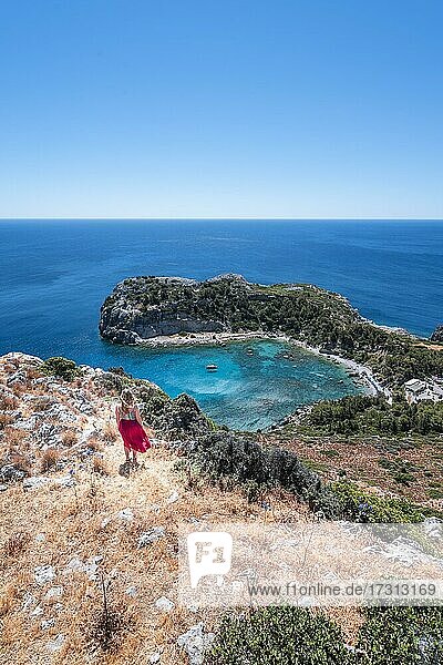 Junge Frau in rotem Rock  Ausblick auf Anthony Quinn Bucht  Faliraki  Rhodos  Dodekanes  Griechenland  Europa