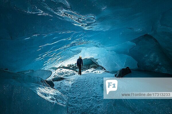 Mann mit Stirnlampe in Gletscherhöhle  Eishöhle  Morteratschgletscher  Engadin  Graubünden  Schweiz  Europa
