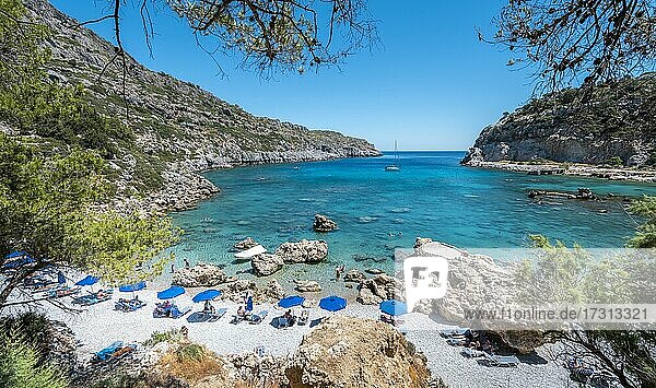 Sonnenschirme und Liegen am Strand  türkisblaues Wasser  Anthony Quinn Bucht  Faliraki  Rhodos  Dodekanes  Griechenland  Europa