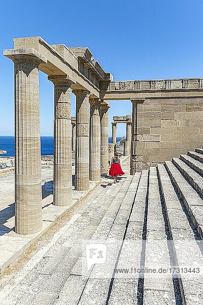 Junge Frau mit einem Roten Kleid  Akropolis von Lindos  antike Zitadelle  Lindos  Rhodos  Dodekanes  Griechenland  Europa