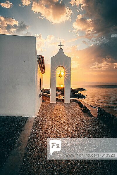 Weiße mediterane Kirche am Meer. Kirchturm  Glocke  Sonnenaufgang  Agios Nikolaos  Zakyntos  Griechenland  Europa