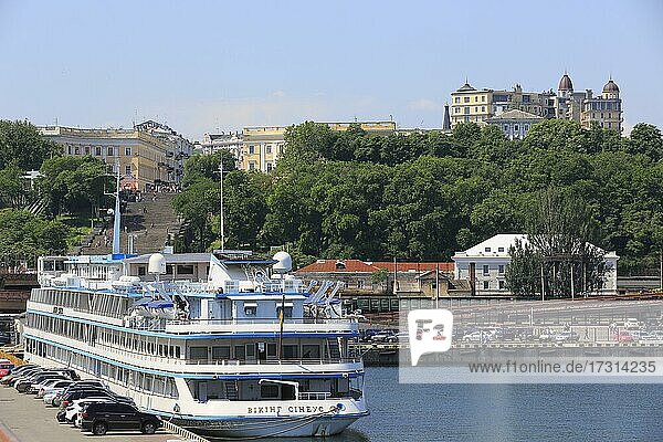 Hafen von Odessa mit Kreuzfahrtschiff Viking Sineus  hinten Potemkinsche Treppe und Altstadt  Odessa  Ukraine  Europa