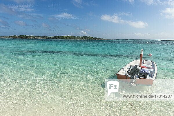 Kleines Fischerboot in den türkisfarbenen Gewässern der Exumas  Karibik  Bahamas  Mittelamerika
