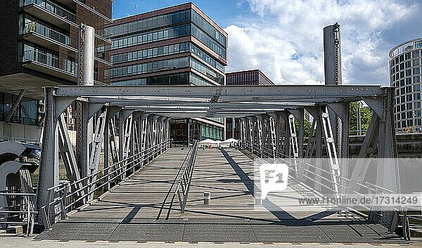Fußgängerbrücke am Sandtorhafen in der Hafencity  Hamburg  Deutschland  Europa